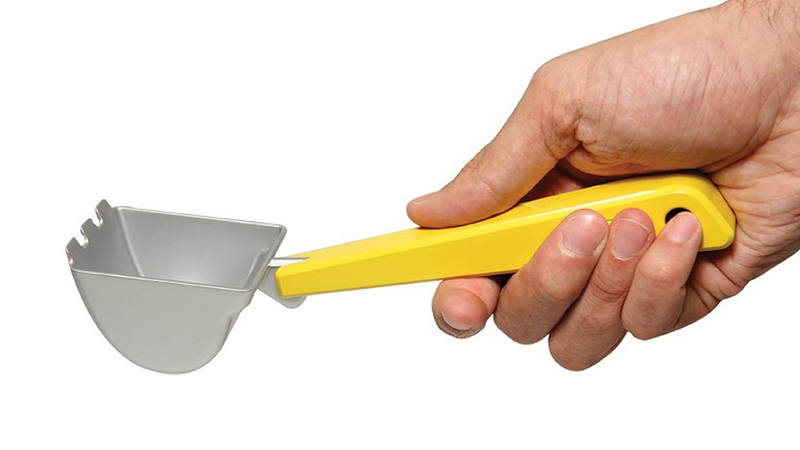Illustration for article titled The Only Acceptable Way To Shovel Food Into Your Mouth